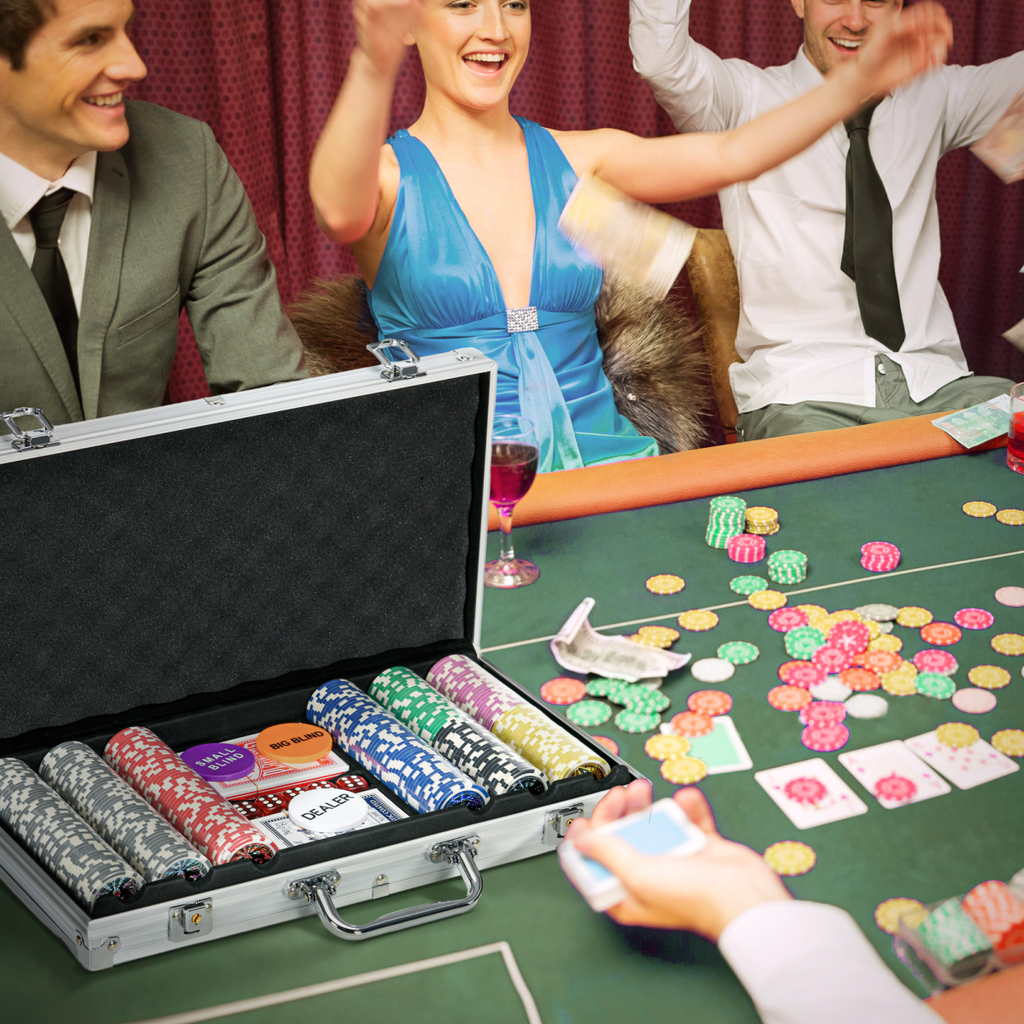 SPORTNOW 500-Piece Poker Chips Set w/ Mat, Aluminium Case, Two Decks of Cards